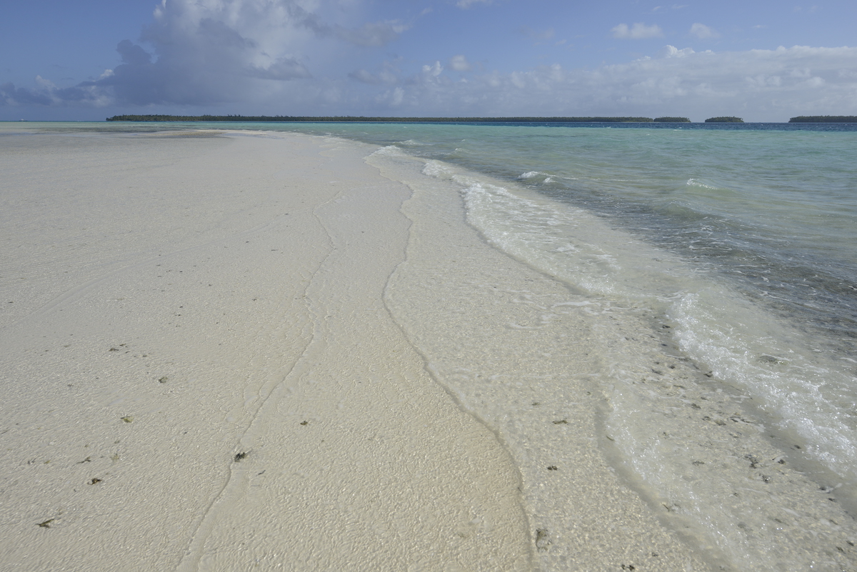 mini-waves on the beaches of tetiaroa atoll