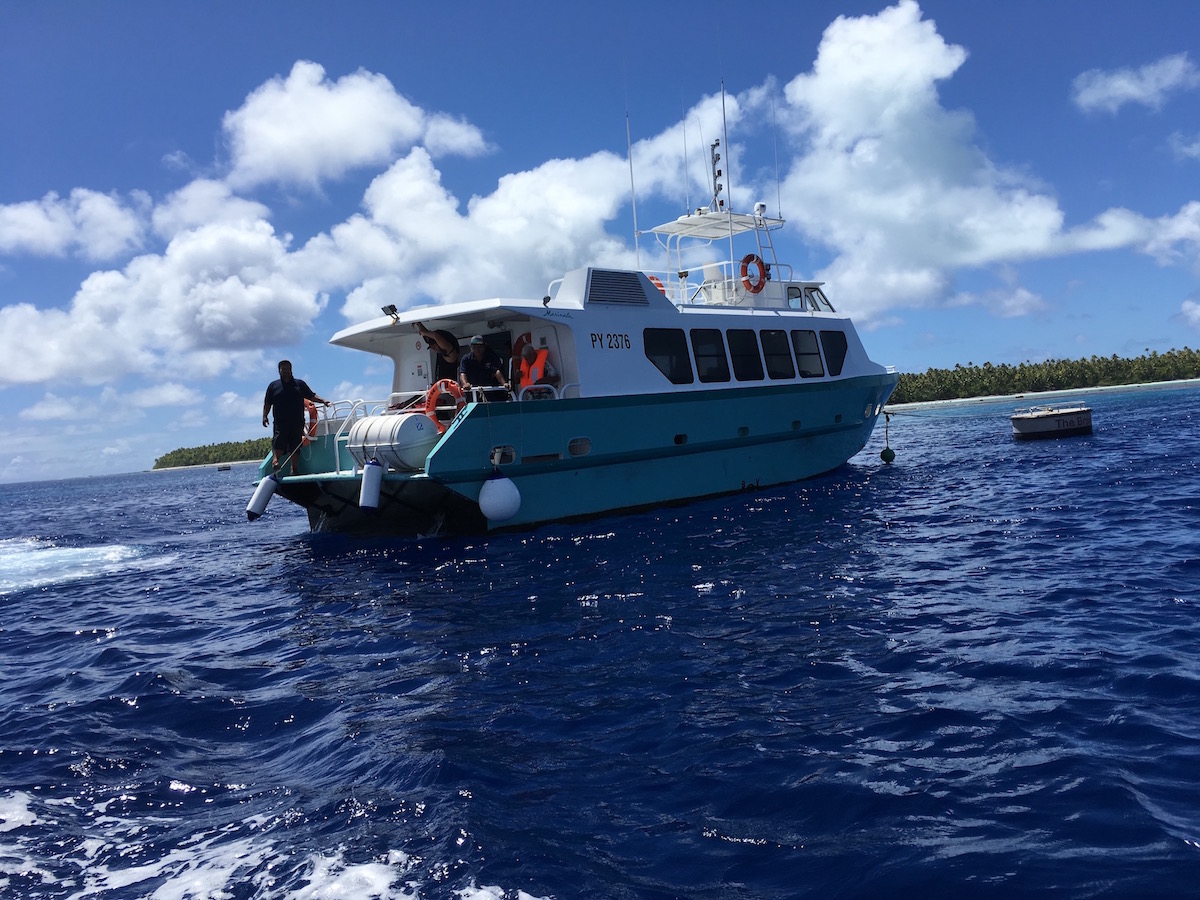 Le bateau pour Tetiaroa arrive.