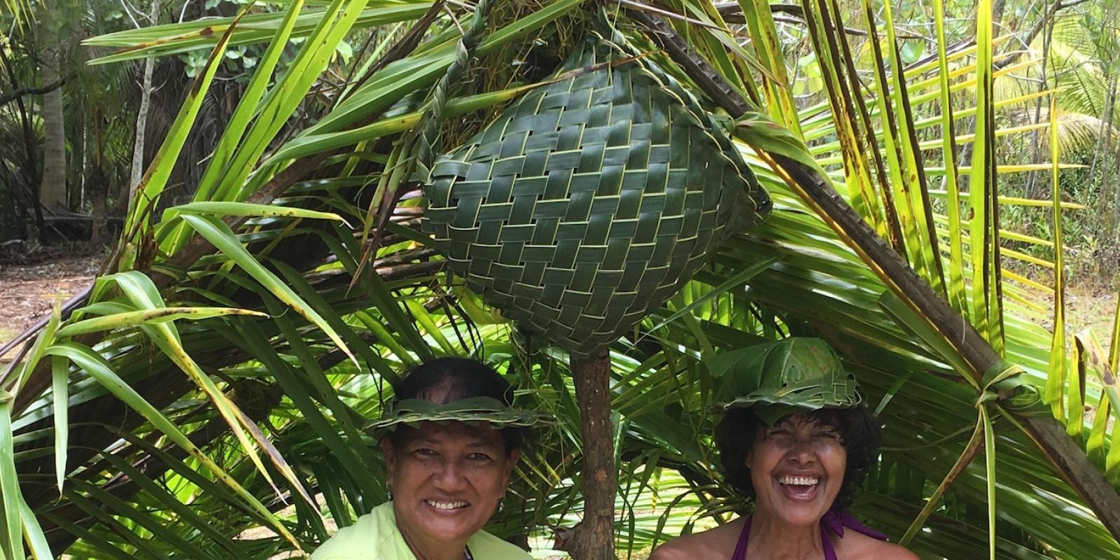 elles s'amusent avec les feuilles de cocotier