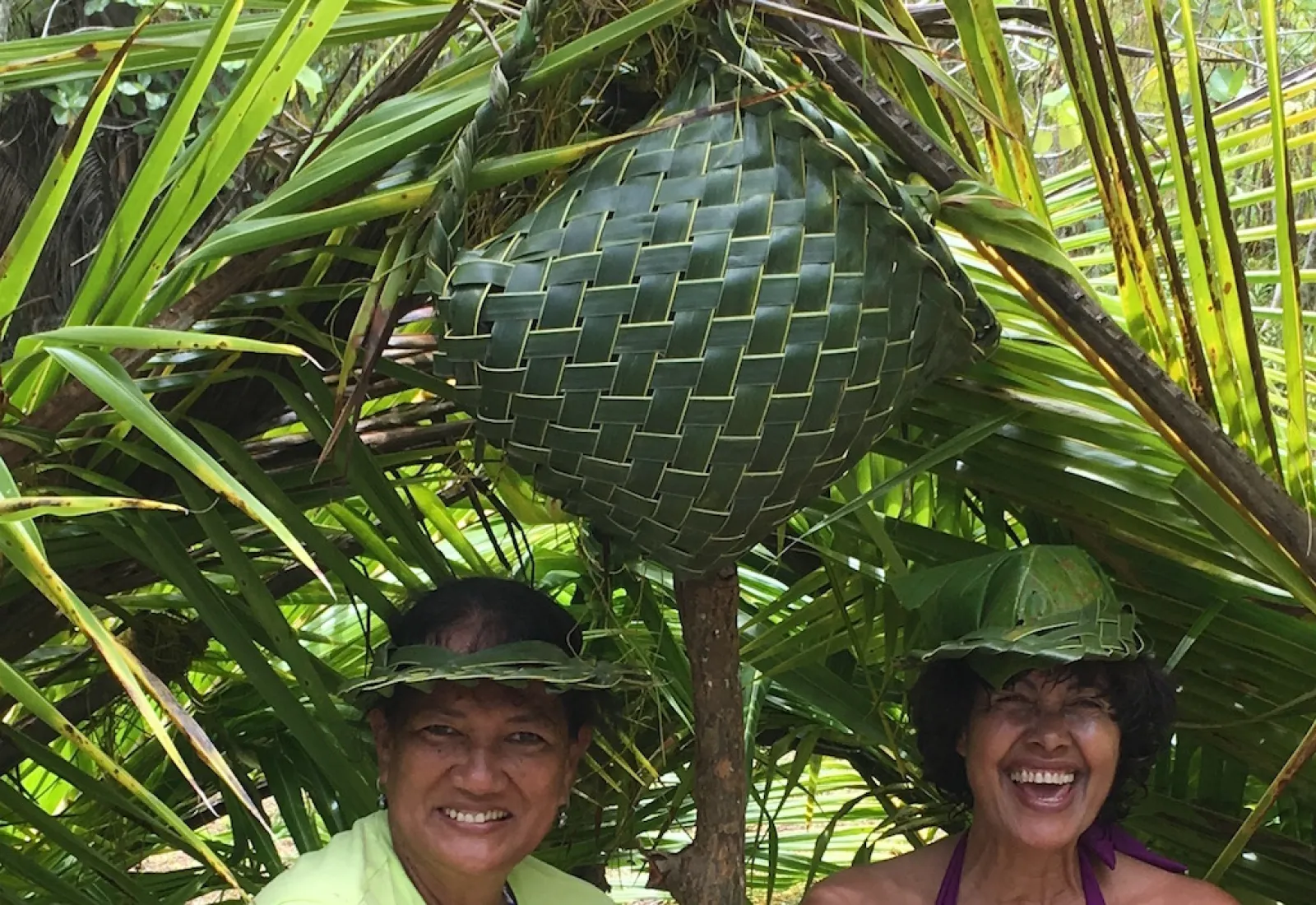 elles s'amusent avec les feuilles de cocotier