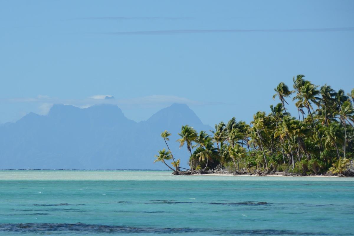 Tetiaroa atoll and Tahiti, a high island