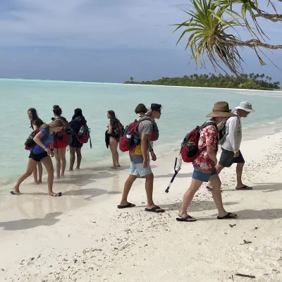 Etudiants sur le motu